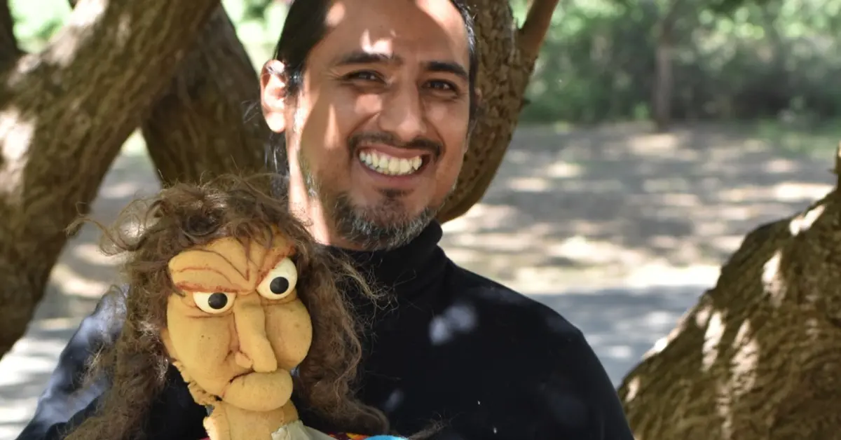 Iván Camargo es el titiritero de Culiacán que viaja por el mundo y construye paz