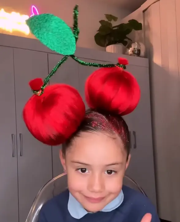 Peinado de cerezas Foto: @fernanda.nil (TikTok)