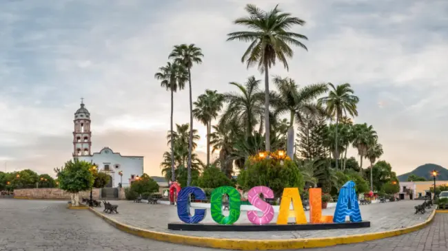 Plazuela de Cosalá en la antigua capital del Estado Libre de Occidente.