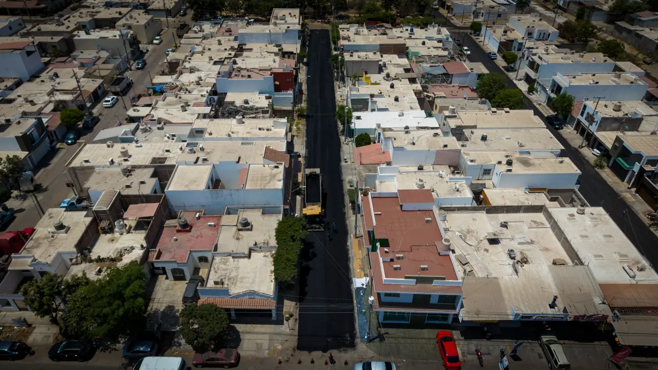 Trabajos de reencarpetado en Culiacán fortalecen seguridad vial y bienestar comunitario en Culiacán.