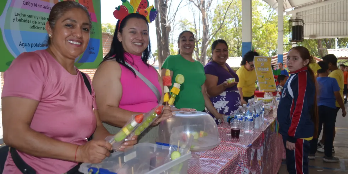 Además de la oferta gastronómica saludable, los pequeños participaron en actividades lúdicas como el juego del gato y lotería en la escuela primaria ‘Prof. Josué R. Díaz’ . Foto: Juan Madrigal