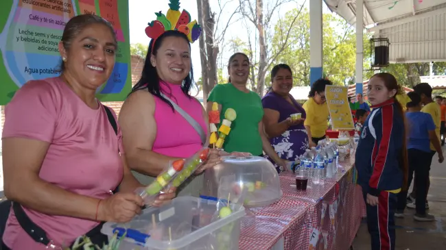 Además de la oferta gastronómica saludable, los pequeños participaron en actividades lúdicas como el juego del gato y lotería en la escuela primaria ‘Prof. Josué R. Díaz’ . Foto: Juan Madrigal