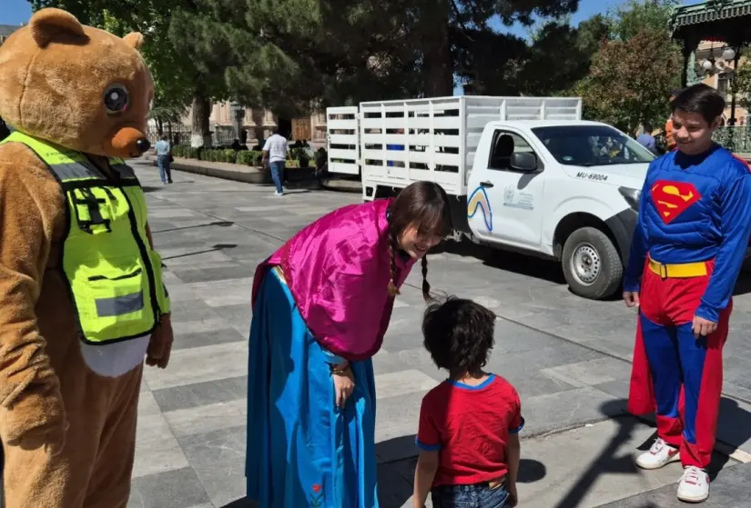 Trabajadores del Ayuntamiento de Chihuahua se disfrazan de superhéroes y princesas para celebrar el Día del Niño