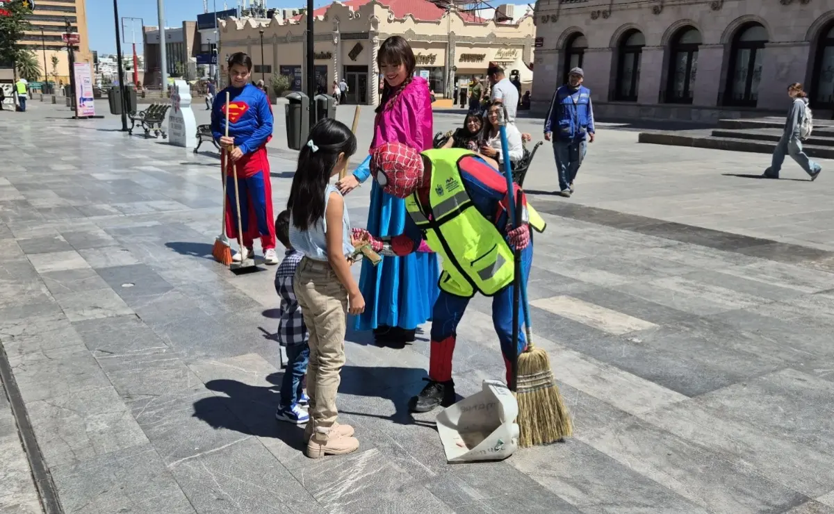 Trabajadores del Ayuntamiento de Chihuahua se disfrazan de superhéroes y princesas para celebrar el Día del Niño