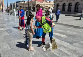 Trabajadores del Ayuntamiento de Chihuahua se disfrazan de superhéroes y princesas para celebrar el Día del Niño