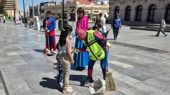 Trabajadores del Ayuntamiento de Chihuahua se disfrazan de superhéroes y princesas para celebrar el Día del Niño