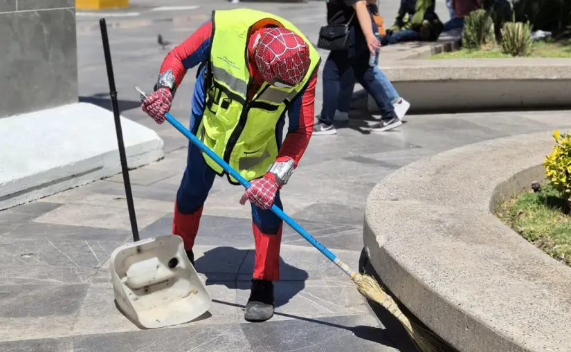 Trabajadores del Ayuntamiento de Chihuahua se disfrazan de superhéroes y princesas para celebrar el Día del Niño