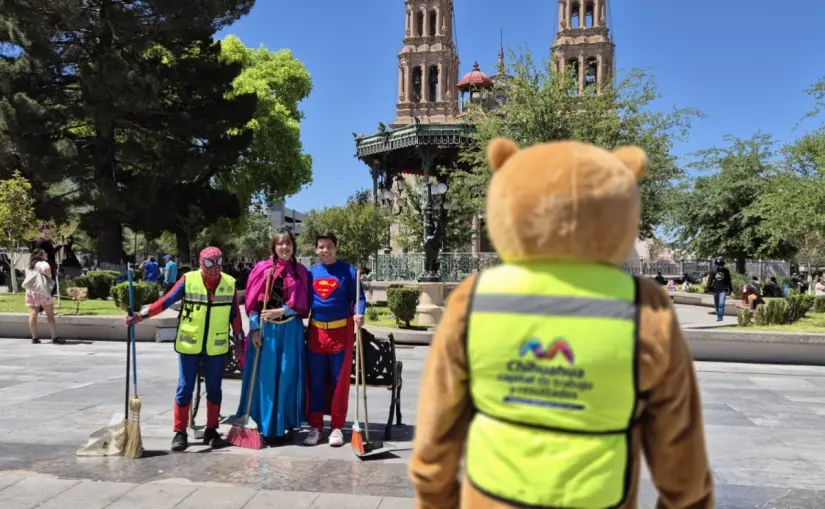 Trabajadores del Ayuntamiento de Chihuahua se disfrazan de superhéroes y princesas para celebrar el Día del Niño