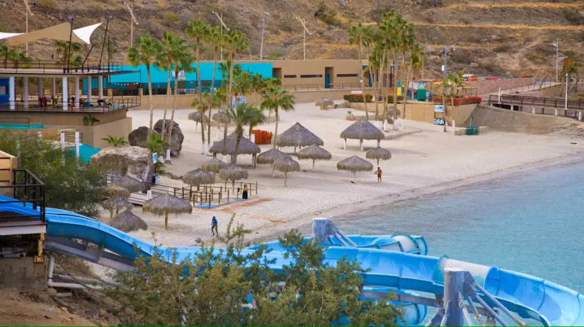 Disfruta de las tirolesas del Parque Acuático El Coromuel. Foto: Expedia.