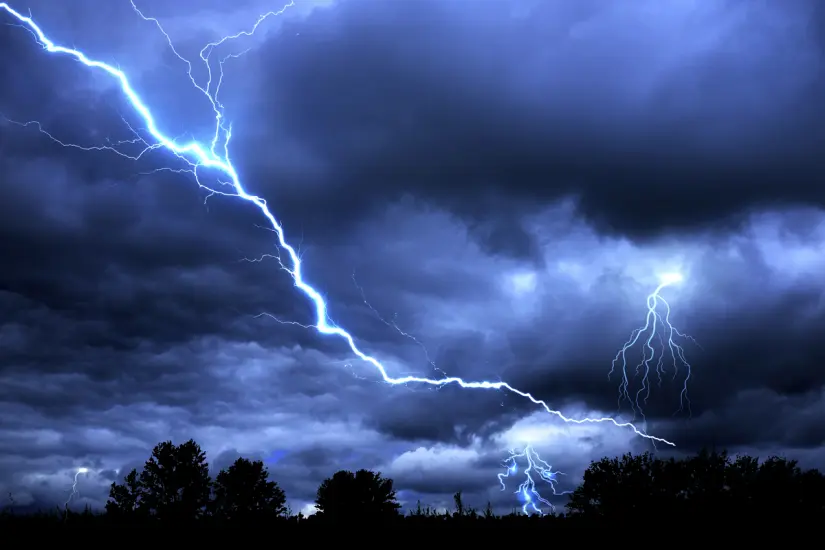 La tormenta eléctrica puede dejar sin luz a distintos lugares. Foto: Freepik