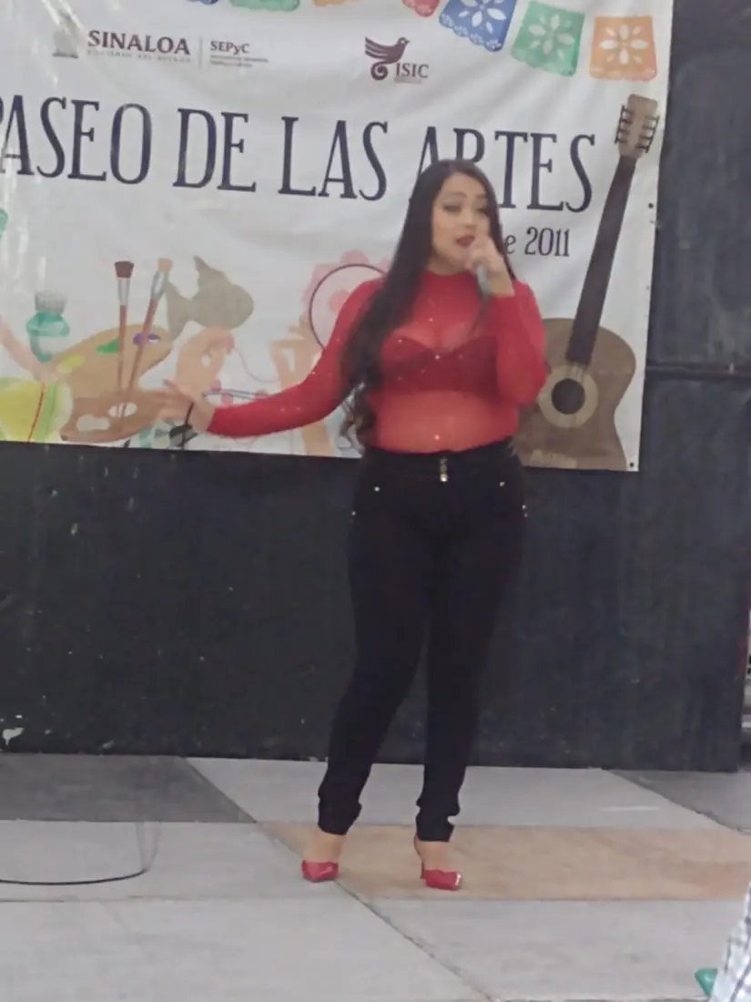 Mariana se presenta en todos los escenarios a donde es invitada.