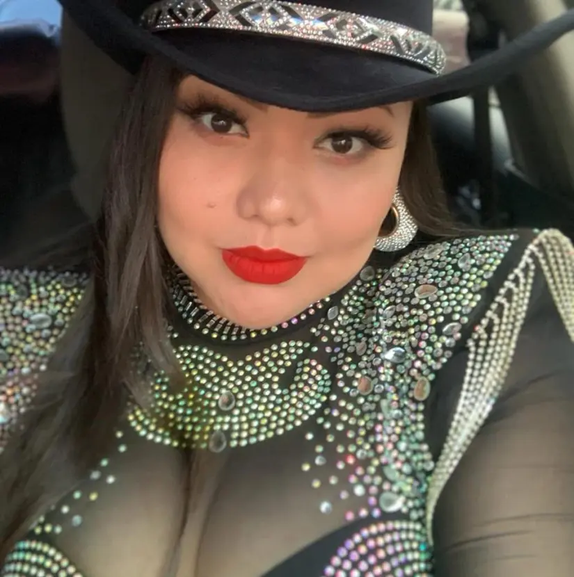 Estudió para ser Oficial de Policía y se dedica a cantar.