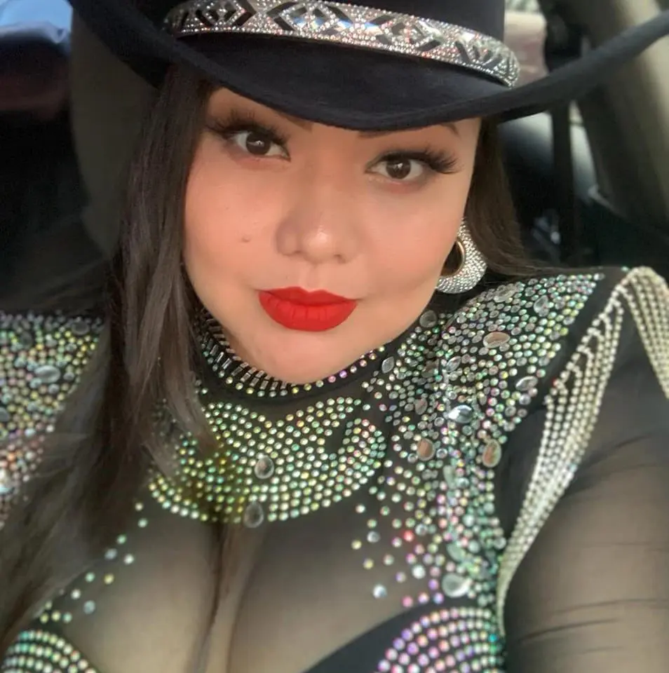 Estudió para ser Oficial de Policía y se dedica a cantar.
