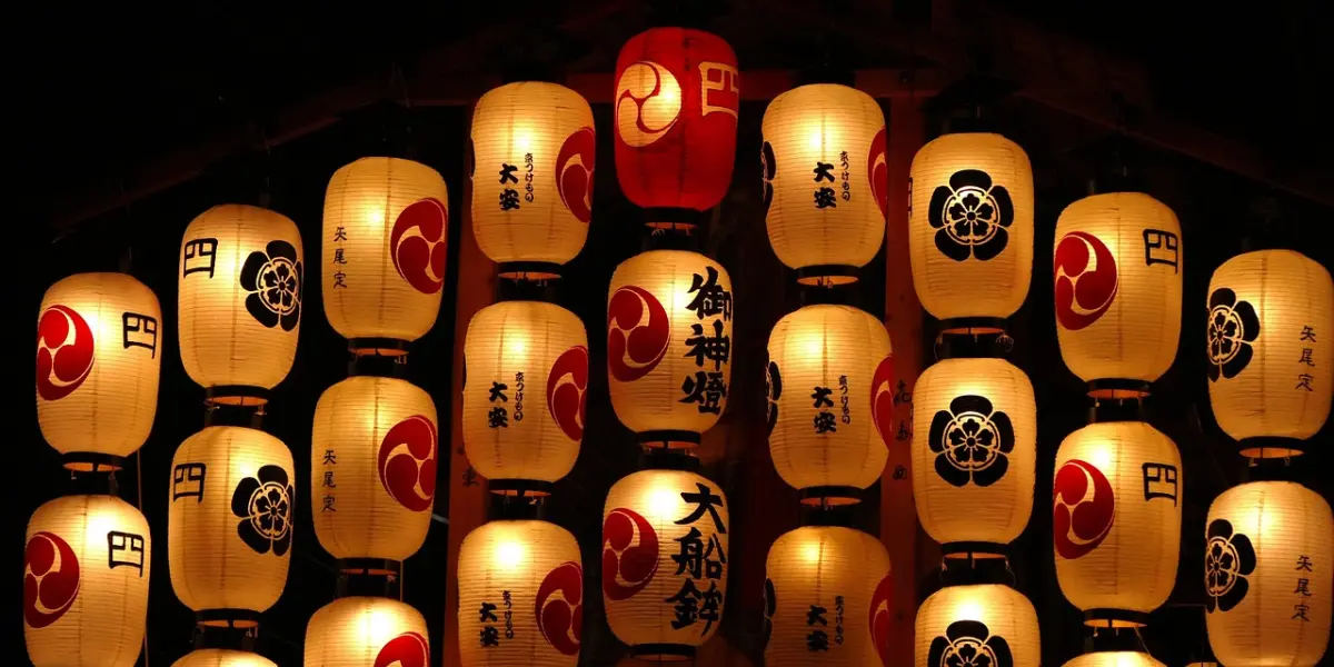 Lamparas japonesas decorando. Foto. Pixabay.