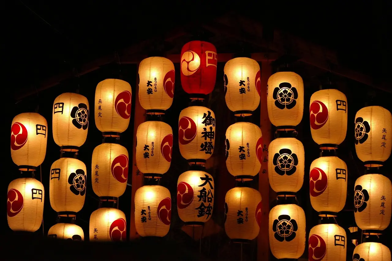 Lamparas japonesas decorando. Foto. Pixabay.