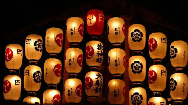 Lamparas japonesas decorando. Foto. Pixabay.