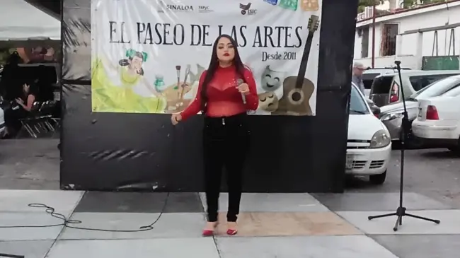 Mariana Nayeli Rodríguez Soto no se pone límites. Es La Loba y canta con mucha pasión.