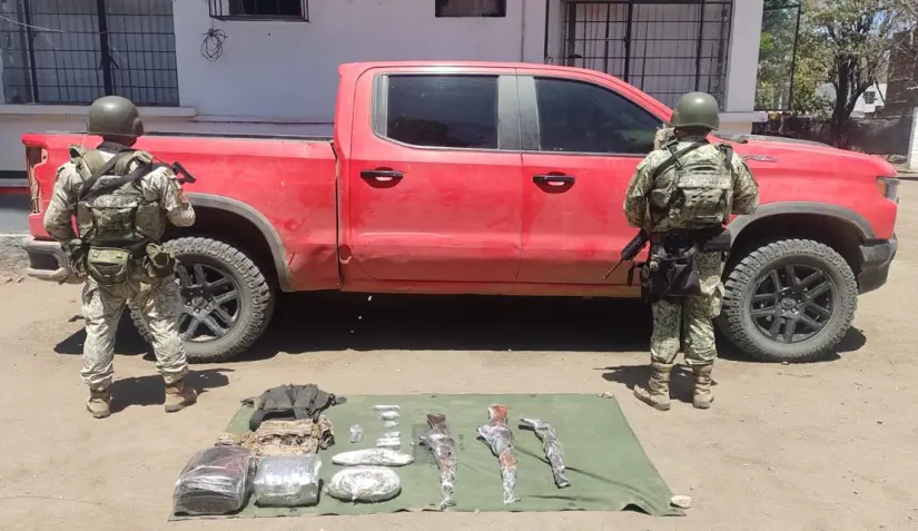 Armas y vehículo decomisado Armas y vehículo decomisado
