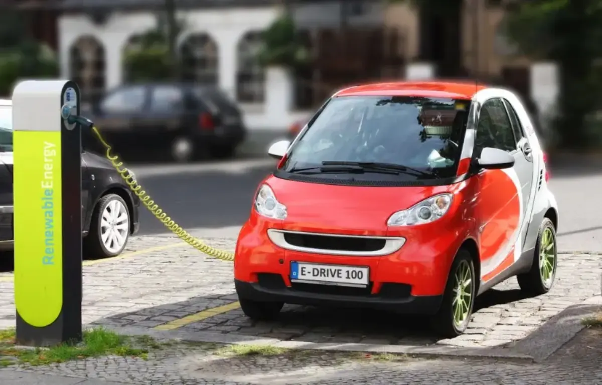 Los autos eléctricos ofrecen varias ventajas para el medio ambiente y el bolsillo. Foto: Wikipedia