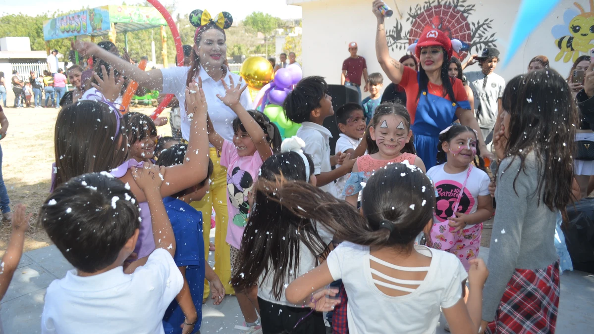 Niñas y niños disfrutaron un Día de la Niñez inolvidable en el CESAVVI de la colonia 5 de Febrero, donde juegos, regalos y mensajes de paz convirtieron la jornada en una verdadera fiesta de alegría y esperanza. Foto: Juan Madrigal