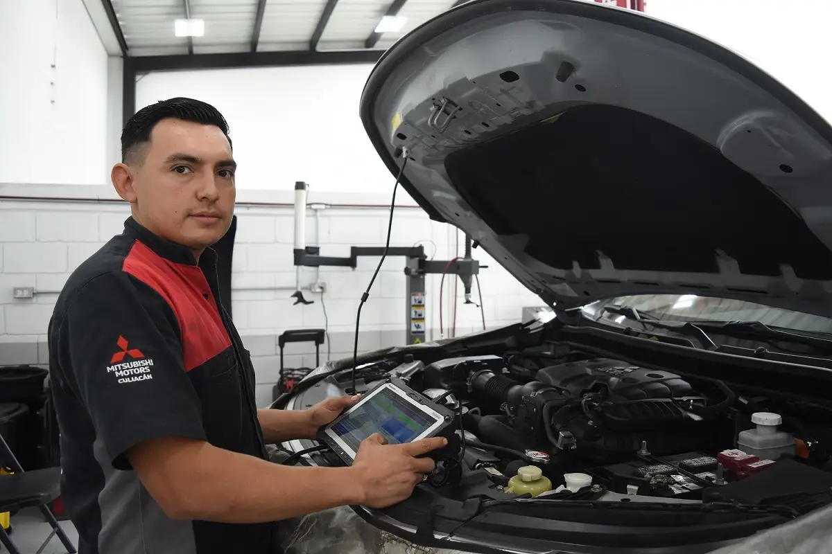 Néstor Martínez, el mejor mecánico de Mitsubishi; es de Culiacán y se va a Japón a representar a México
