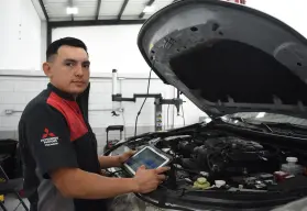 Néstor Martínez, el mejor mecánico de Mitsubishi; es de Culiacán y se va a Japón a representar a México