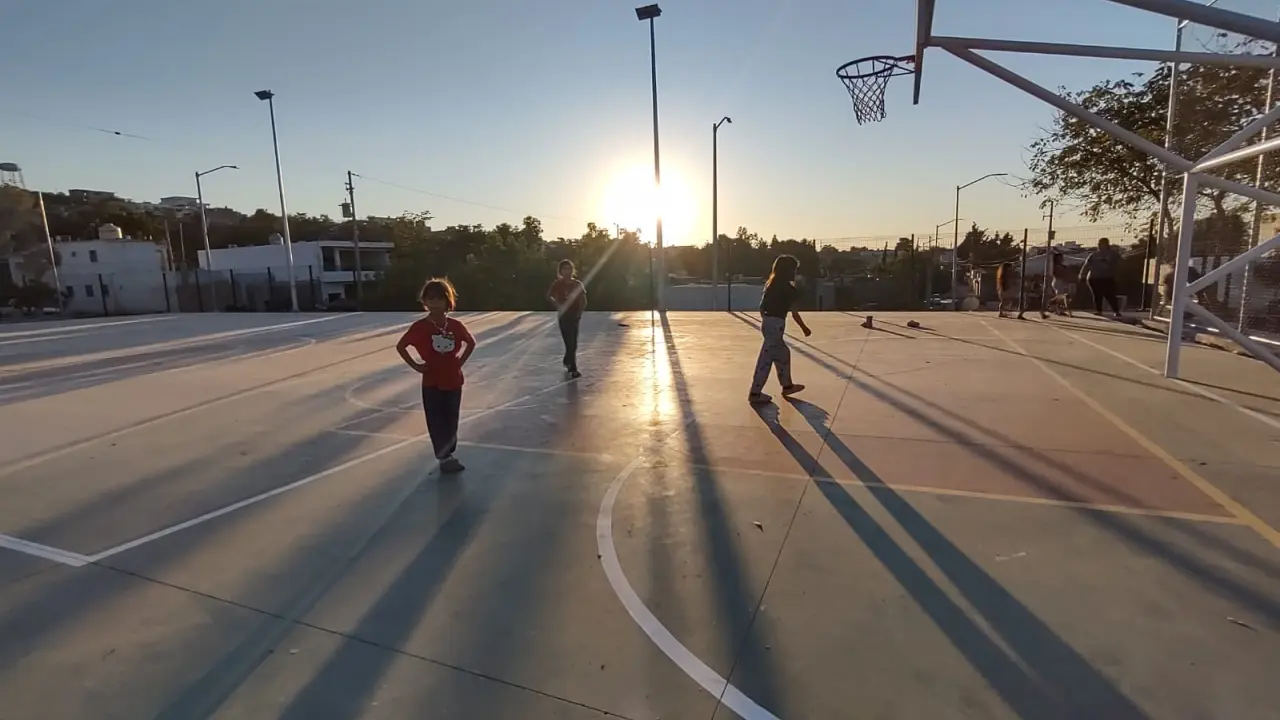 La cancha de uso múltiple fomenta la integración comunitaria y el disfrute en un ambiente renovado. Niños, jóvenes y adultos disfrutan del espacio público.