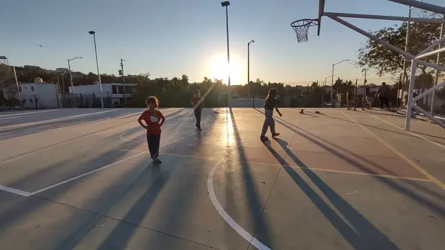 La cancha de uso múltiple fomenta la integración comunitaria y el disfrute en un ambiente renovado. Niños, jóvenes y adultos disfrutan del espacio público.