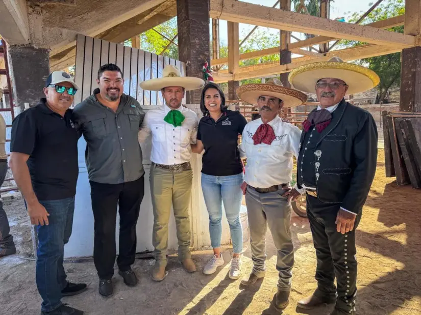 Los líderes charros del puerto y autoridades municipales. Foto: Cortesía.