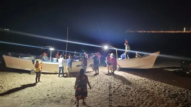 Arribo de pescadores de pez pajarito a la Playa Norte de Mazatlán