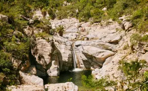 Cañón de la Zorra en Baja California Sur; con una cascada en medio del desierto