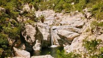 Cañón de la Zorra en Baja California Sur; con una cascada en medio del desierto