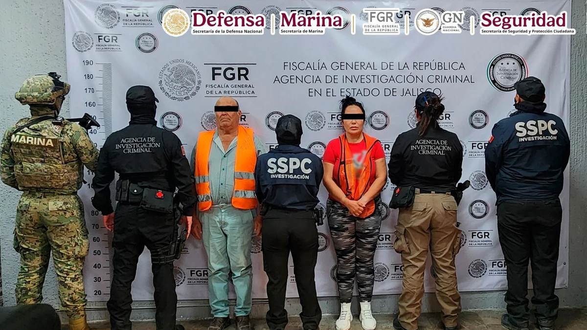 Con un arma dorada, detienen en Jalisco a María del Rosario, operadora del CJNG .