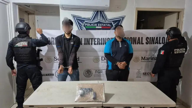 Tras alerta al 911, Policía Estatal y federales arrestan a dos con arma corta tras asalto.