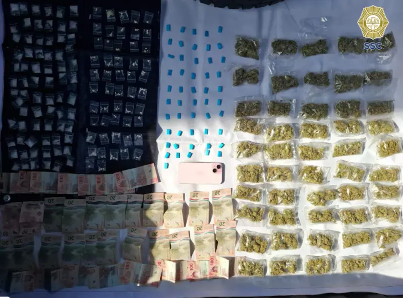 Parte de lo que fue decomisado en la detención de Sherlyn “N”. Foto: SSC CDMX