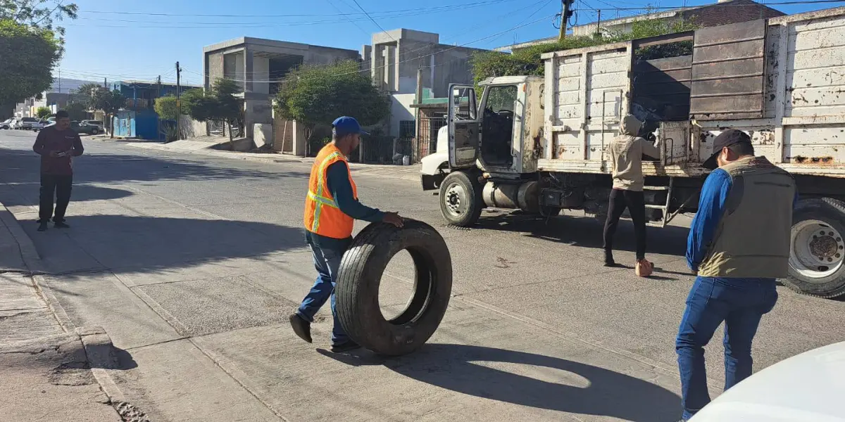 Retiran llantas y basura para evitar criaderos de mosquitos en colonia Guadalupe Victoria.