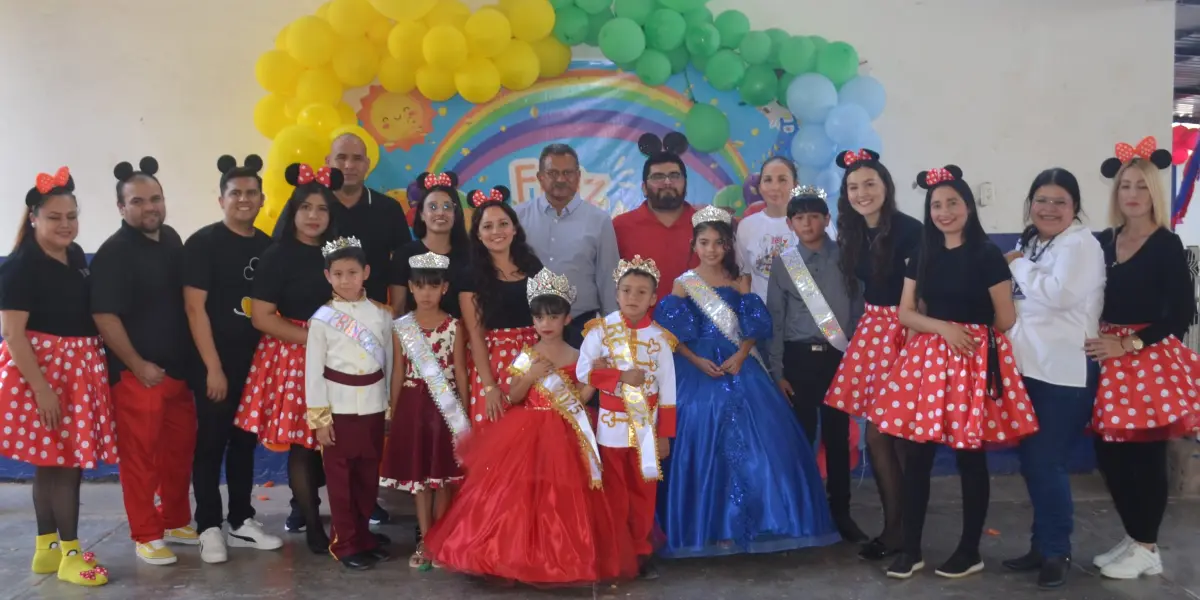 11.- Cortejo real de la primaria Esteban Flores, un momento lleno de elegancia y alegría. Foto: Juan Madrigal