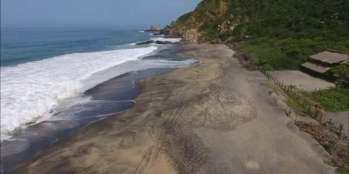Si te gustan los lugares turísticos tranquilos, no te pierdas la playa de arena negra en Oaxaca. Foto: cortesía
