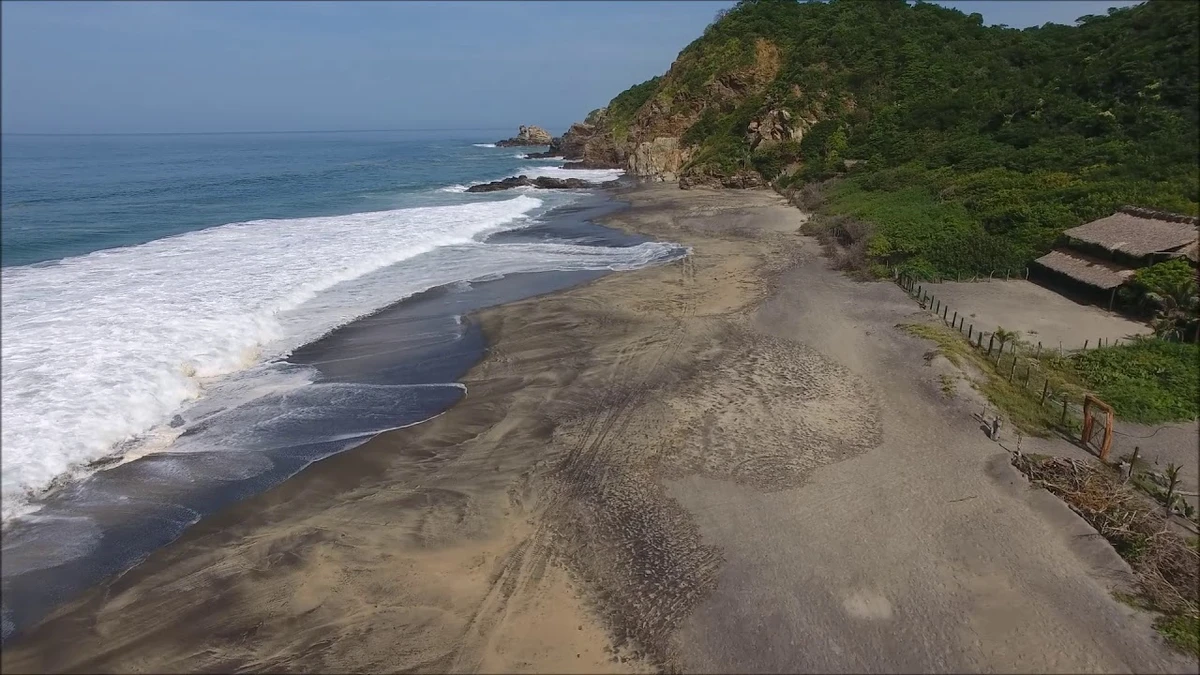 Si te gustan los lugares turísticos tranquilos, no te pierdas la playa de arena negra en Oaxaca. Foto: cortesía