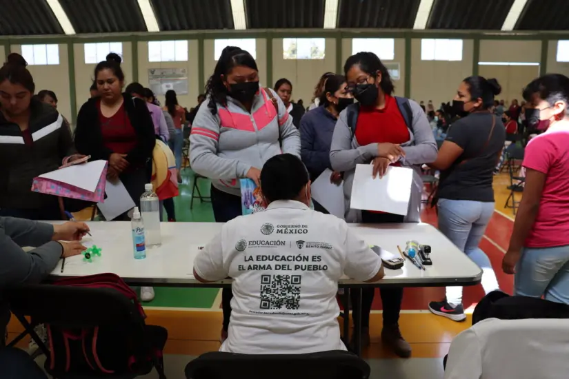 Si por alguna razón no recibiste tu Tarjeta del Bienestar debes ponerte en contacto lo antes posible con el programa de becas. Foto: Gobierno de México.