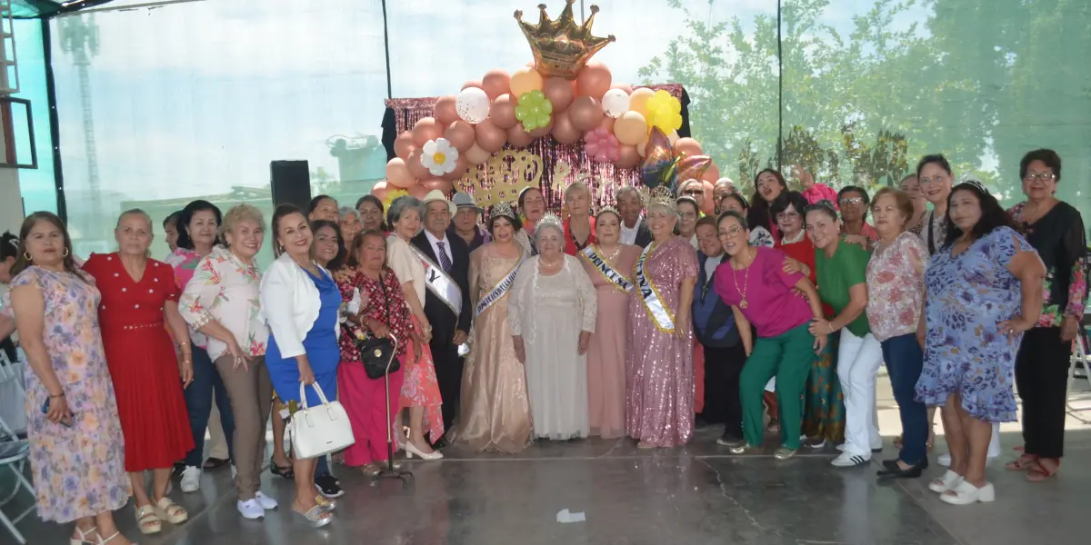 En una emotiva celebración, los adultos mayores del CDI No. 5 demostraron que la alegría no tiene edad, coronando a la nueva corte real y honrando a quienes, con su experiencia, iluminan a las nuevas generaciones. Foto: Juan Madrigal