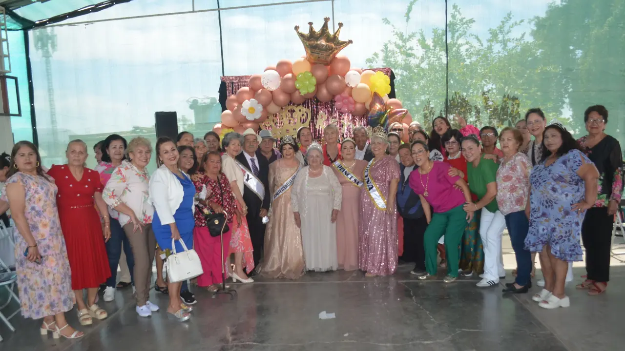 En una emotiva celebración, los adultos mayores del CDI No. 5 demostraron que la alegría no tiene edad, coronando a la nueva corte real y honrando a quienes, con su experiencia, iluminan a las nuevas generaciones. Foto: Juan Madrigal