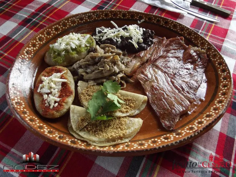 Cecina Ahumada de Res con Enchiladas, Tlayoyos y Hongos Zeta. Foto: Facebook