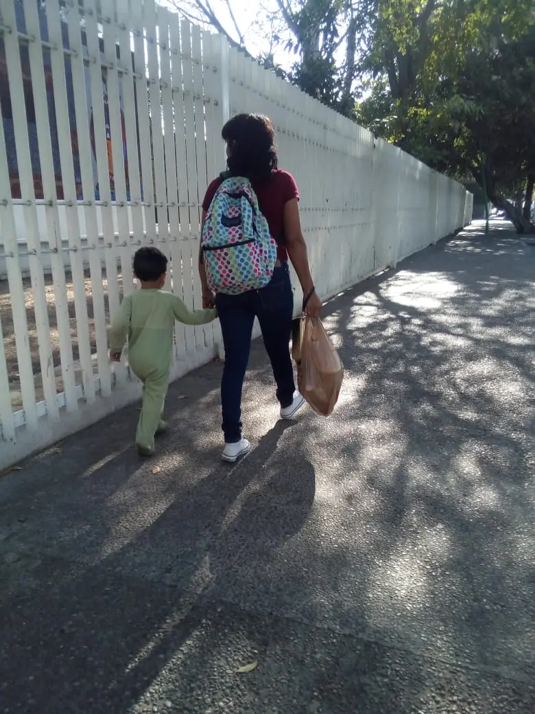 Mochila en hombro y su hijo de la mano fue la motivación para buscar una vida mejor vendiendo sus productos.