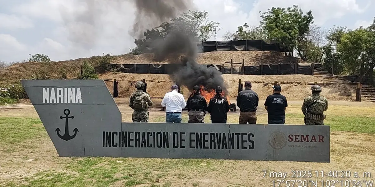 Marina incinera más de trescientos kilogramos de clorhidrato de cocaína; fue asegurada en costas de Michoacán.