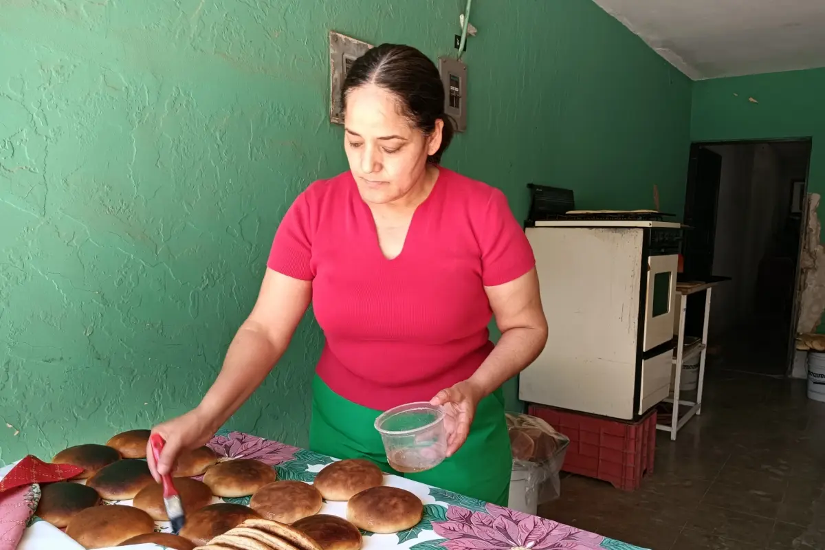 De lunes a sábado, Mili y su esposo hornean en su hogar el tradicional pan de mujer que venden con calidez, buen sabor y mucha esperanza en la colonia 6 de Enero.