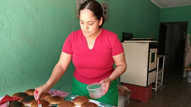 De lunes a sábado, Mili y su esposo hornean en su hogar el tradicional pan de mujer que venden con calidez, buen sabor y mucha esperanza en la colonia 6 de Enero.
