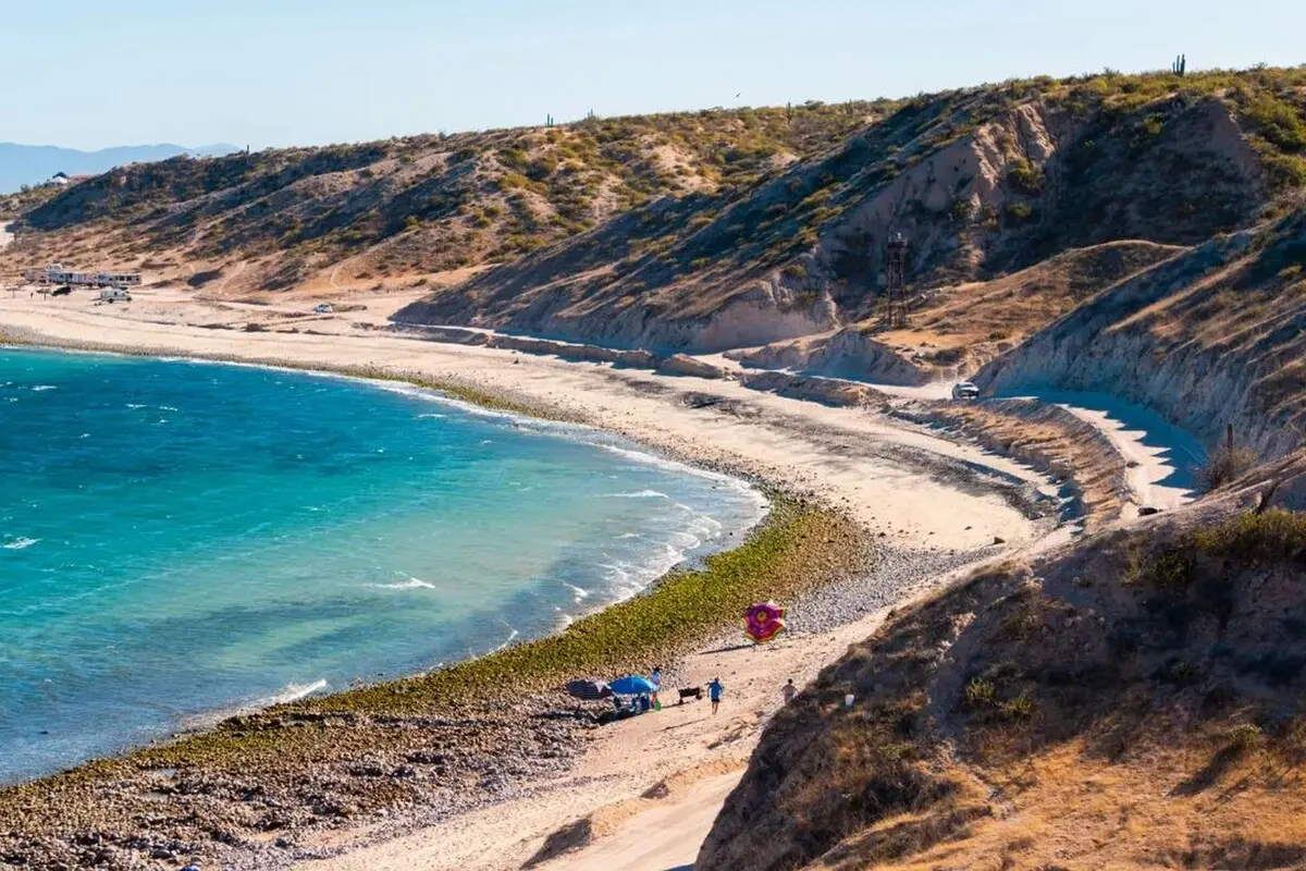 Playa con aguas termales
