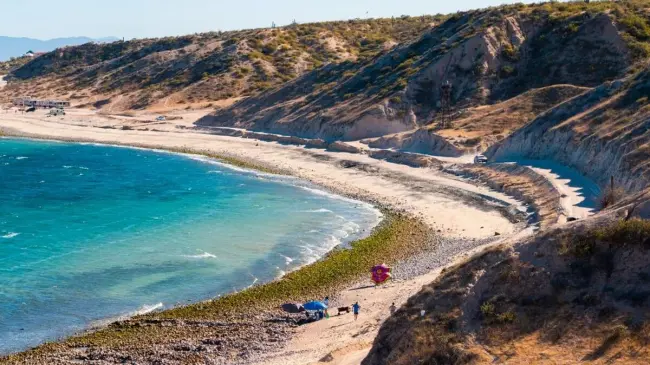 Playa con aguas termales
