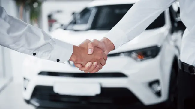 Antes de comprar un auto usado hay que informarse sobre cuáles son las mejores opciones. Foto: Freepik